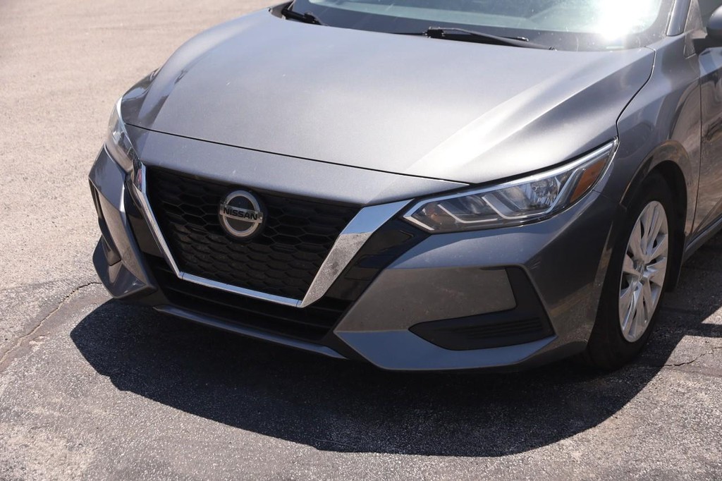 Nissan Sentra Vehicle Full-screen Gallery Image 5