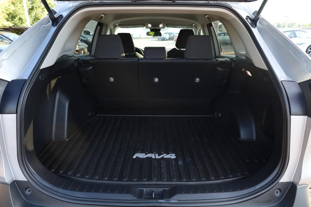 Toyota RAV4 Vehicle Full-screen Gallery Image 7