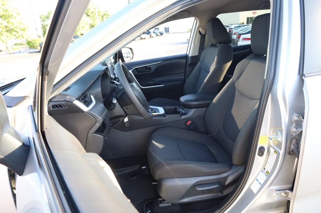 Toyota RAV4 Vehicle Full-screen Gallery Image 8
