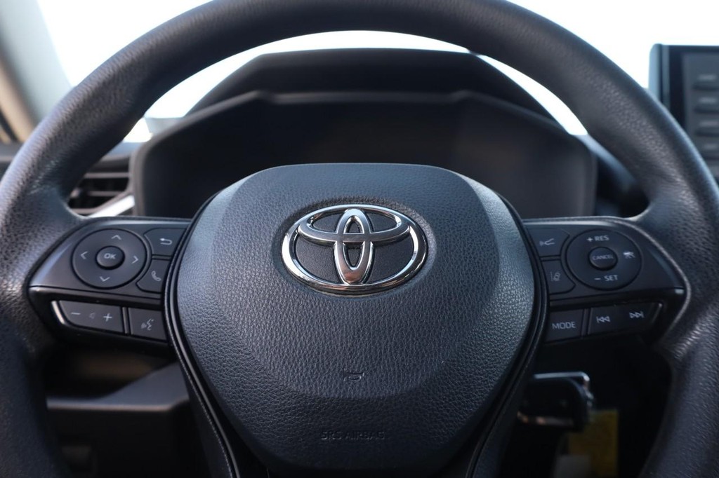 Toyota RAV4 Vehicle Full-screen Gallery Image 9