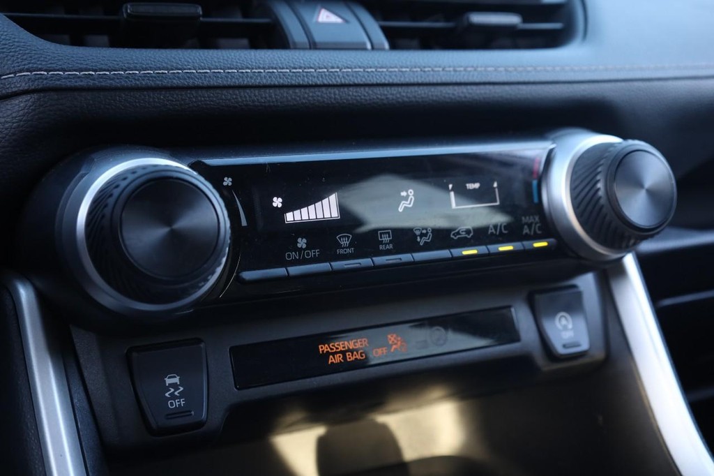 Toyota RAV4 Vehicle Full-screen Gallery Image 13