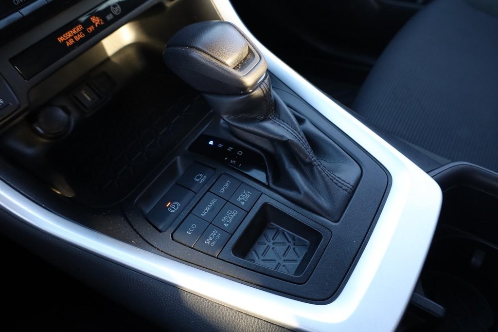 Toyota RAV4 Vehicle Full-screen Gallery Image 15