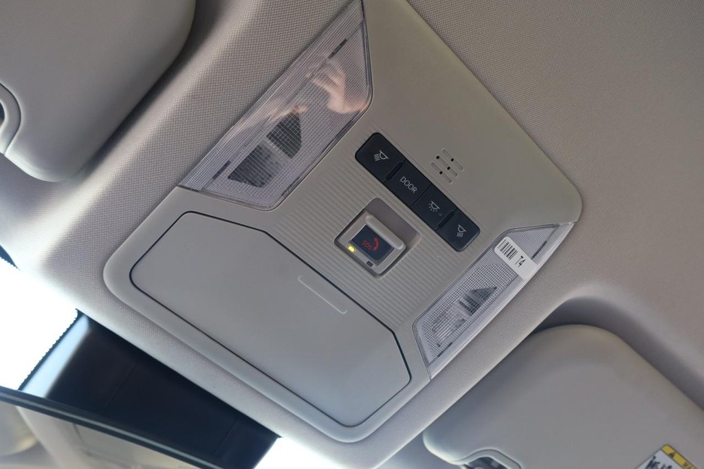 Toyota RAV4 Vehicle Full-screen Gallery Image 16