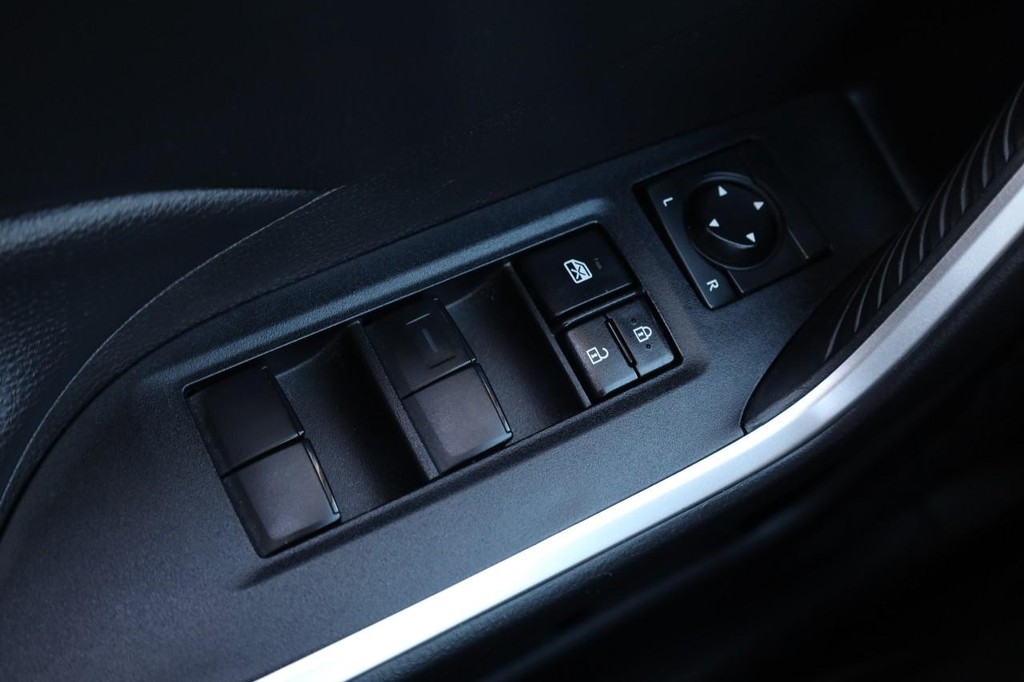 Toyota RAV4 Vehicle Full-screen Gallery Image 17