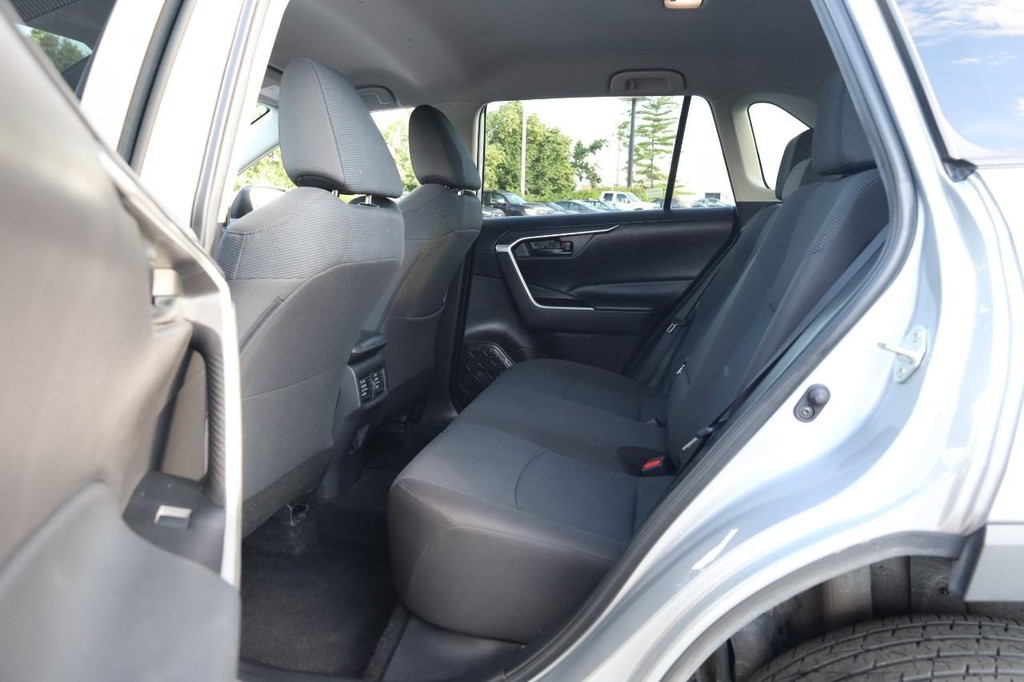 Toyota RAV4 Vehicle Full-screen Gallery Image 19