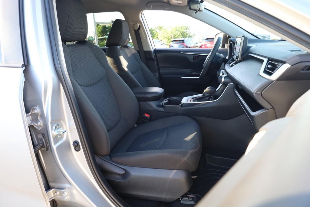 Toyota RAV4 Vehicle Full-screen Gallery Image 22
