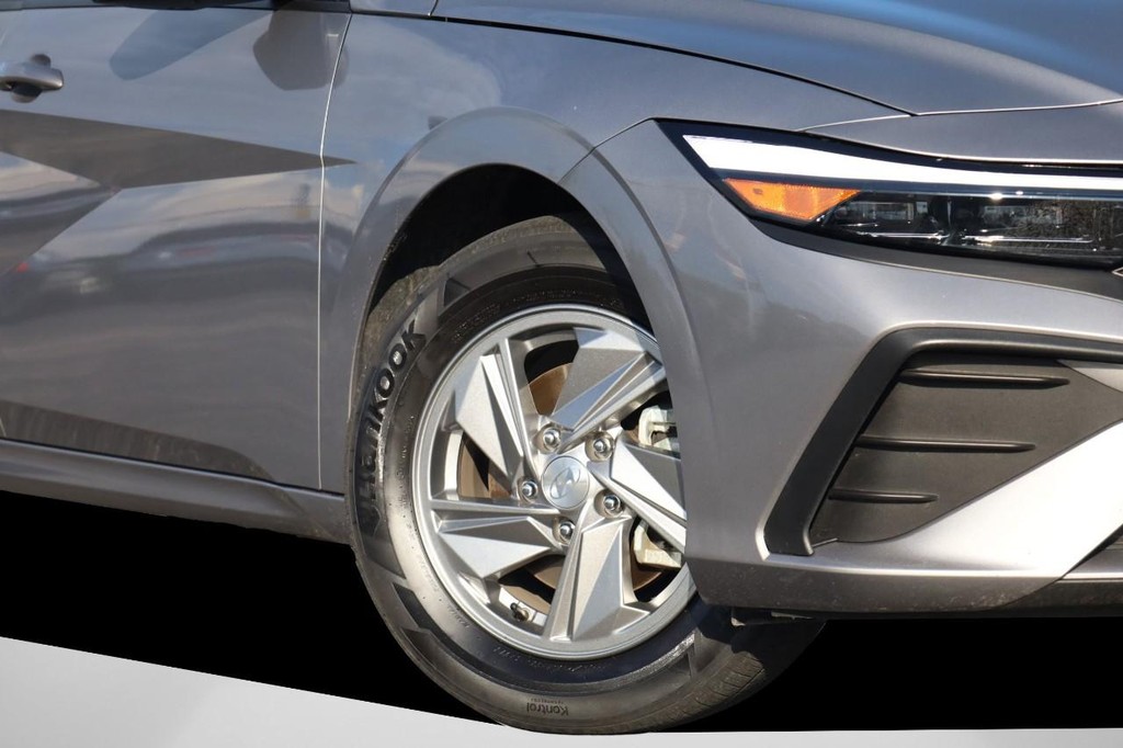 Hyundai Elantra Vehicle Full-screen Gallery Image 3