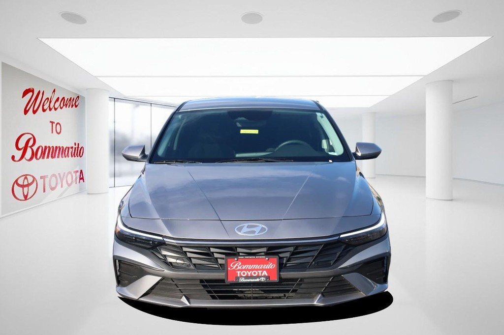 Hyundai Elantra Vehicle Full-screen Gallery Image 4