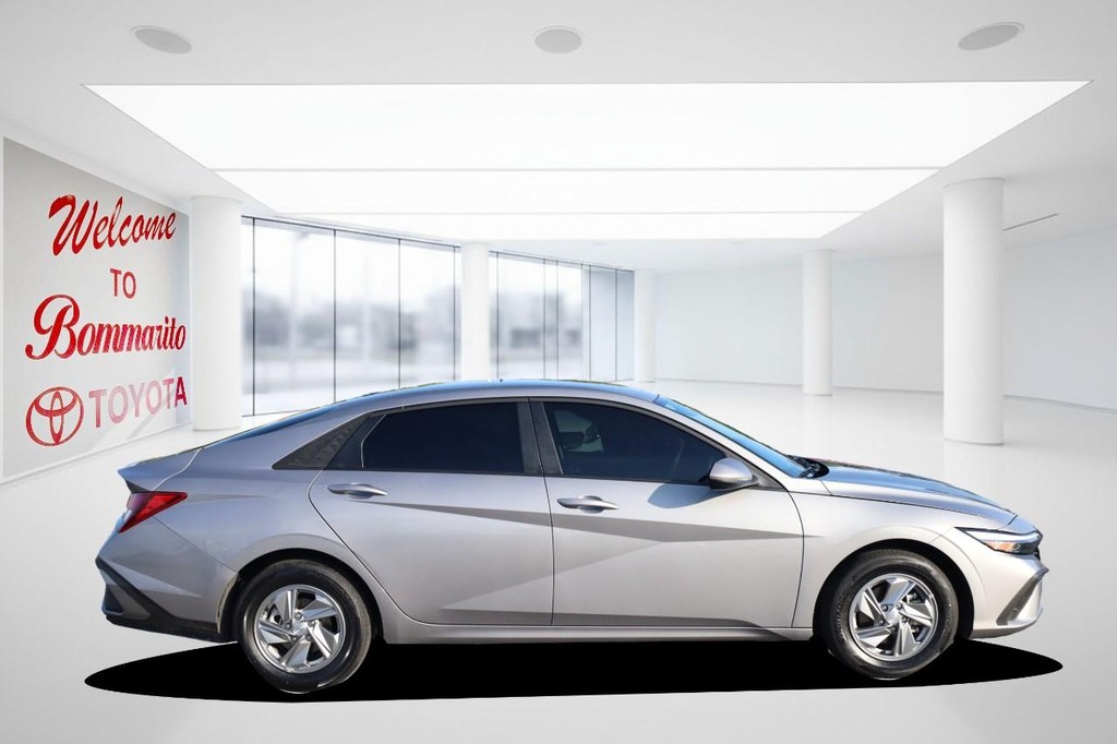 Hyundai Elantra Vehicle Full-screen Gallery Image 5