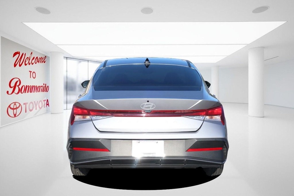 Hyundai Elantra Vehicle Full-screen Gallery Image 6