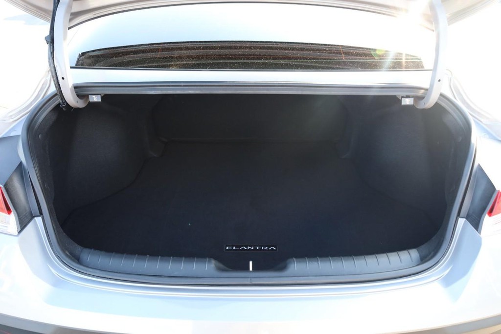 Hyundai Elantra Vehicle Full-screen Gallery Image 7
