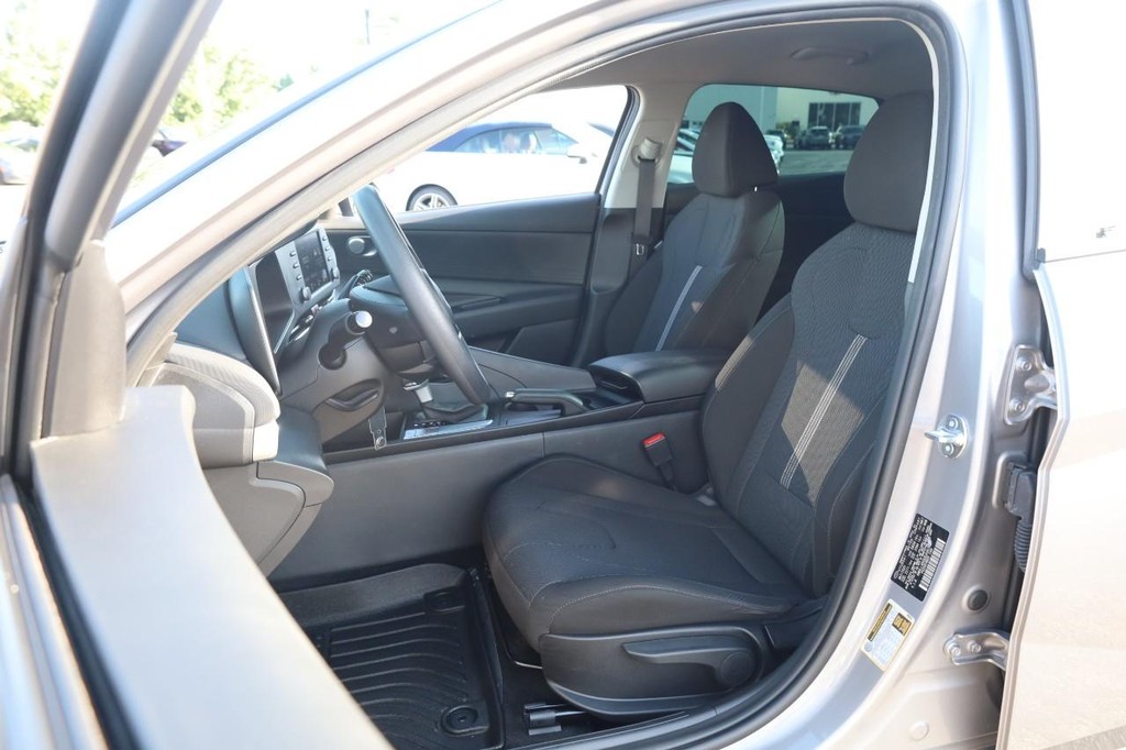 Hyundai Elantra Vehicle Full-screen Gallery Image 8
