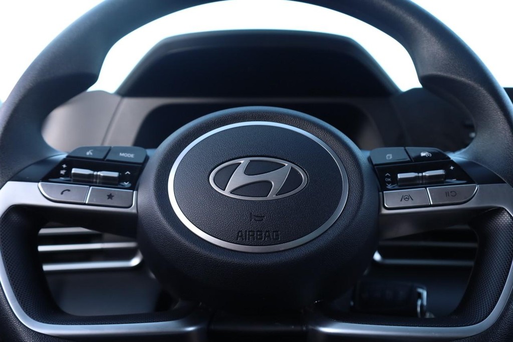 Hyundai Elantra Vehicle Full-screen Gallery Image 9