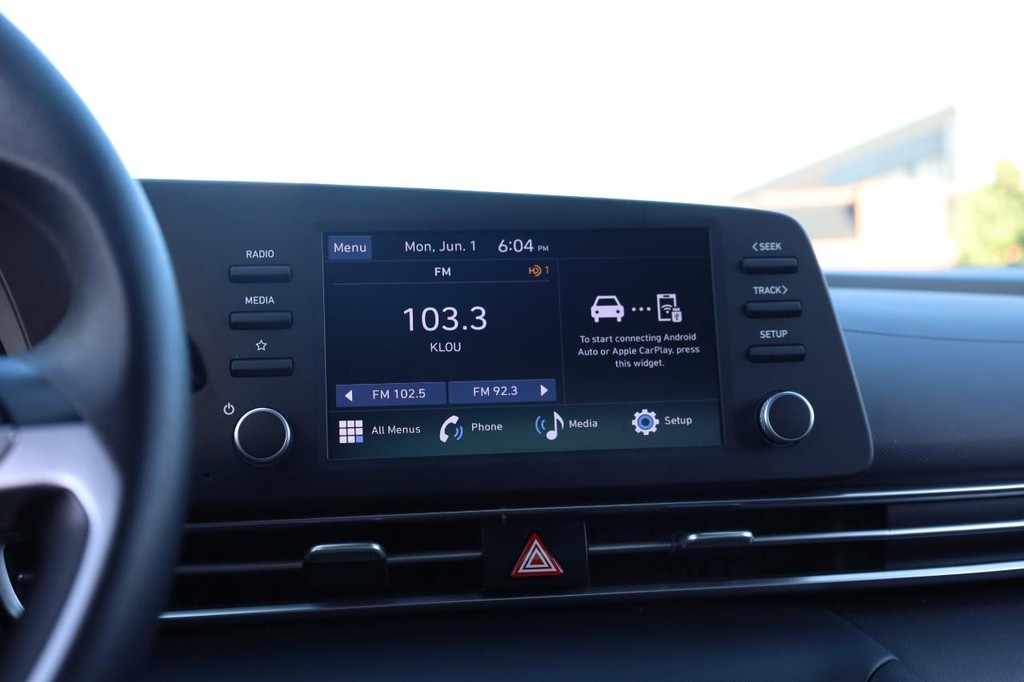 Hyundai Elantra Vehicle Full-screen Gallery Image 11