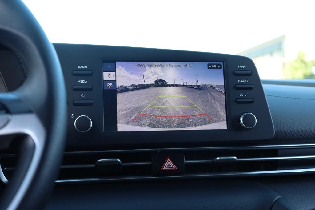 Hyundai Elantra Vehicle Full-screen Gallery Image 12