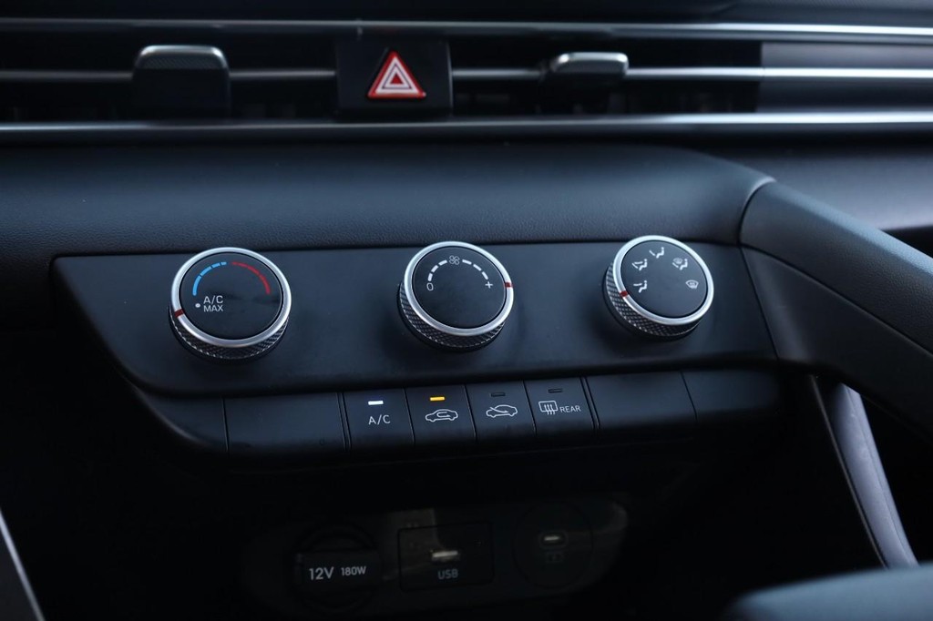 Hyundai Elantra Vehicle Full-screen Gallery Image 13