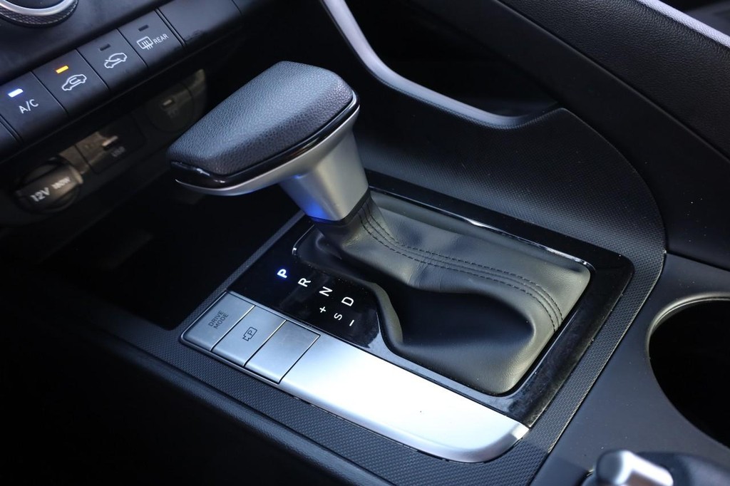 Hyundai Elantra Vehicle Full-screen Gallery Image 15