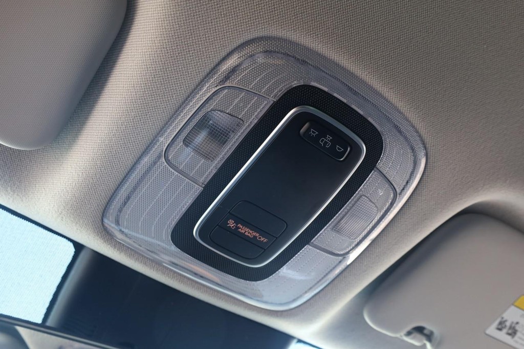 Hyundai Elantra Vehicle Full-screen Gallery Image 16