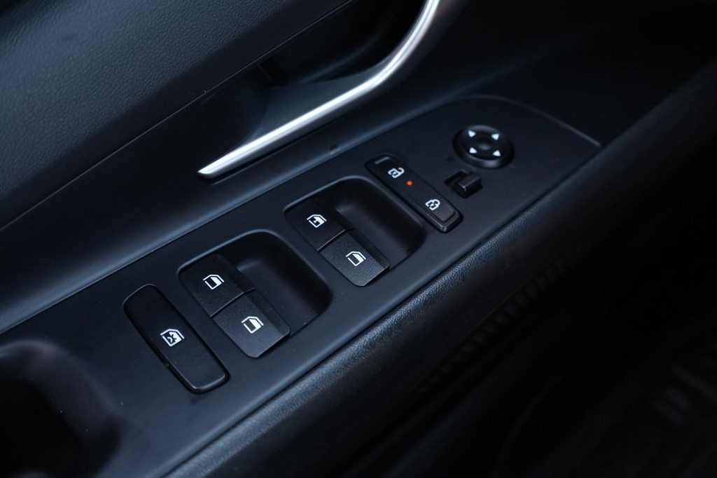 Hyundai Elantra Vehicle Full-screen Gallery Image 17