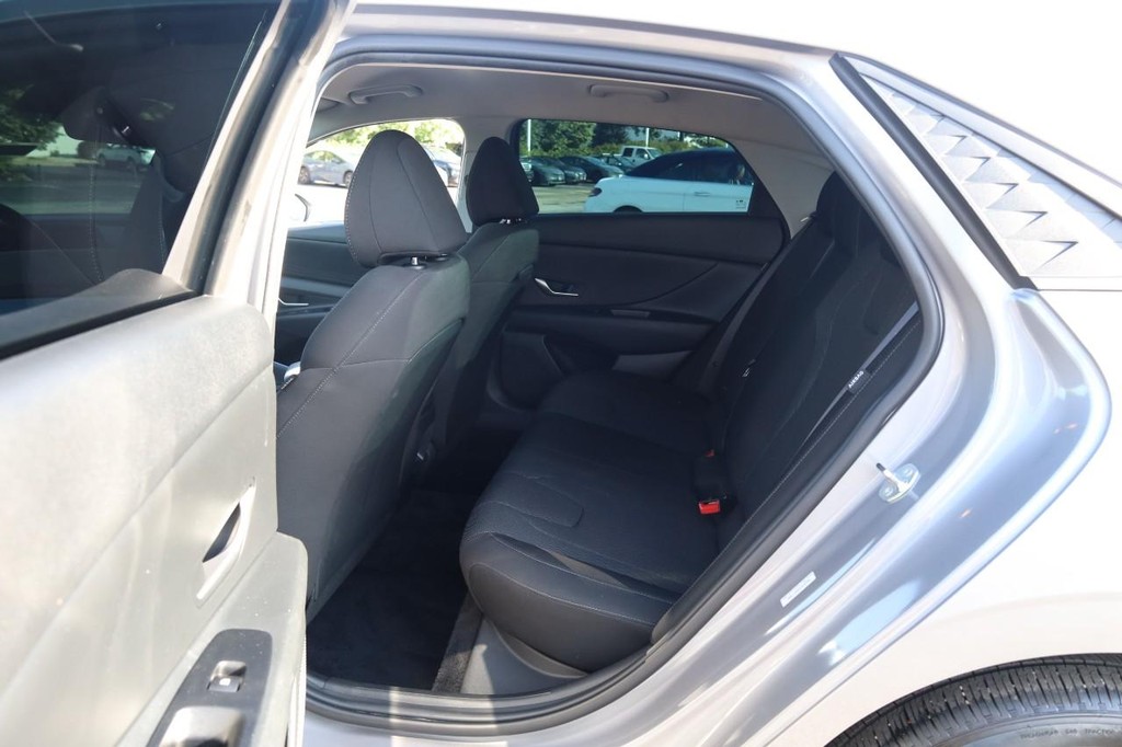 Hyundai Elantra Vehicle Full-screen Gallery Image 20