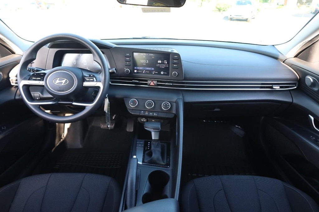 Hyundai Elantra Vehicle Full-screen Gallery Image 22