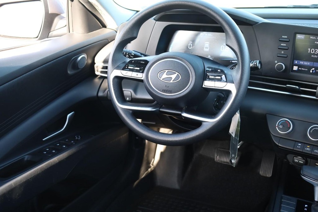 Hyundai Elantra Vehicle Full-screen Gallery Image 23