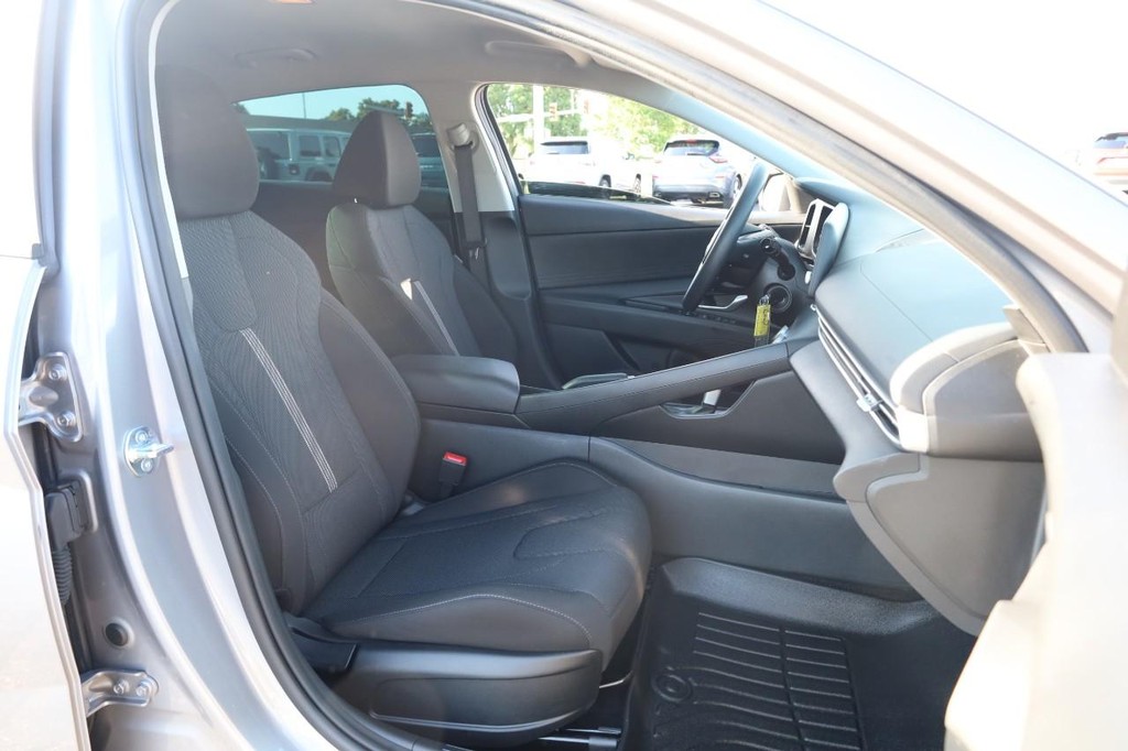 Hyundai Elantra Vehicle Full-screen Gallery Image 24