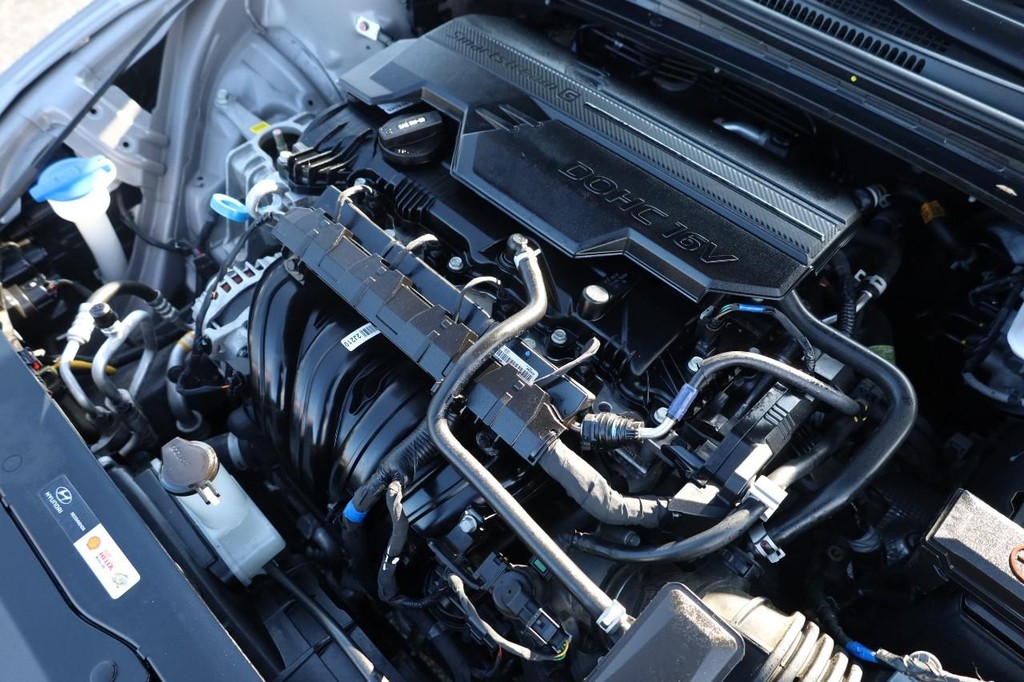 Hyundai Elantra Vehicle Full-screen Gallery Image 25