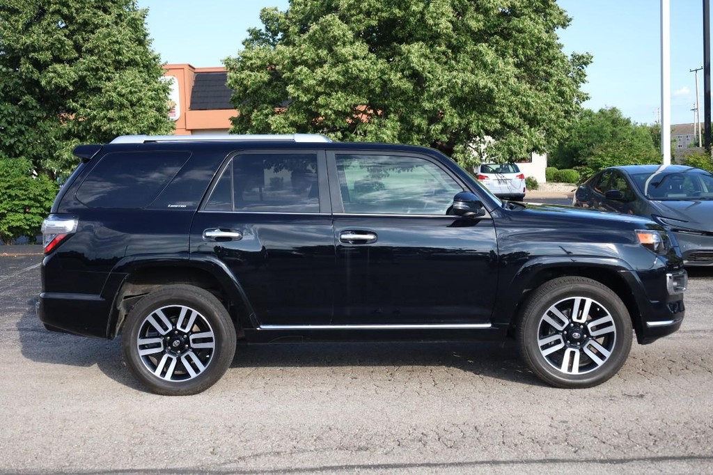 Toyota 4Runner Vehicle Full-screen Gallery Image 5