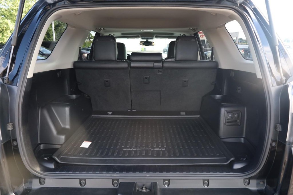 Toyota 4Runner Vehicle Full-screen Gallery Image 7