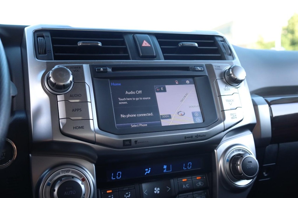 Toyota 4Runner Vehicle Full-screen Gallery Image 12