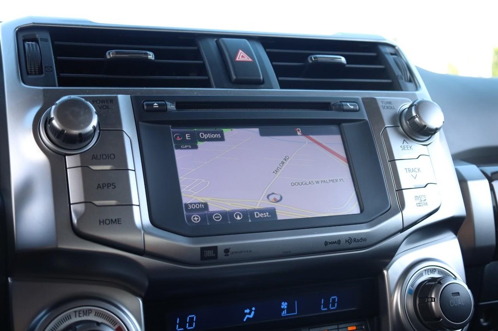 Toyota 4Runner Vehicle Full-screen Gallery Image 13