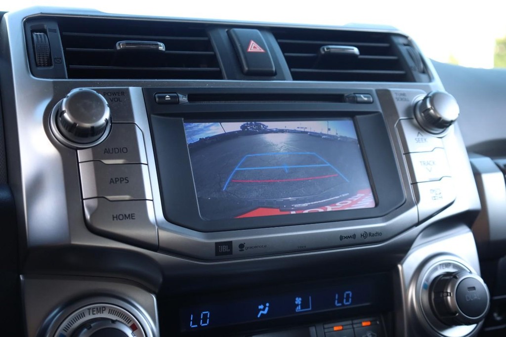 Toyota 4Runner Vehicle Full-screen Gallery Image 14