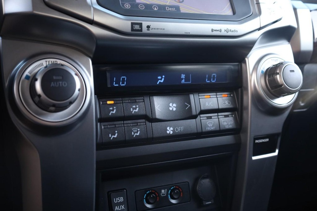 Toyota 4Runner Vehicle Full-screen Gallery Image 15