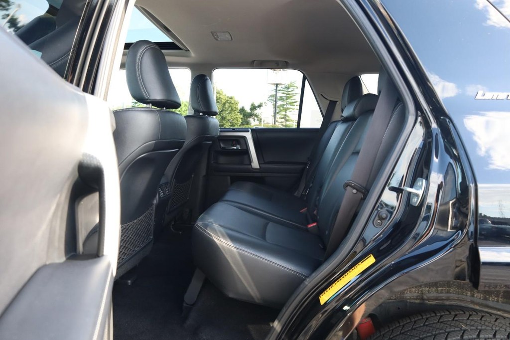 Toyota 4Runner Vehicle Full-screen Gallery Image 22