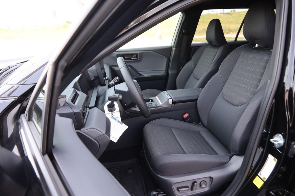 Toyota RAV4 Vehicle Full-screen Gallery Image 8