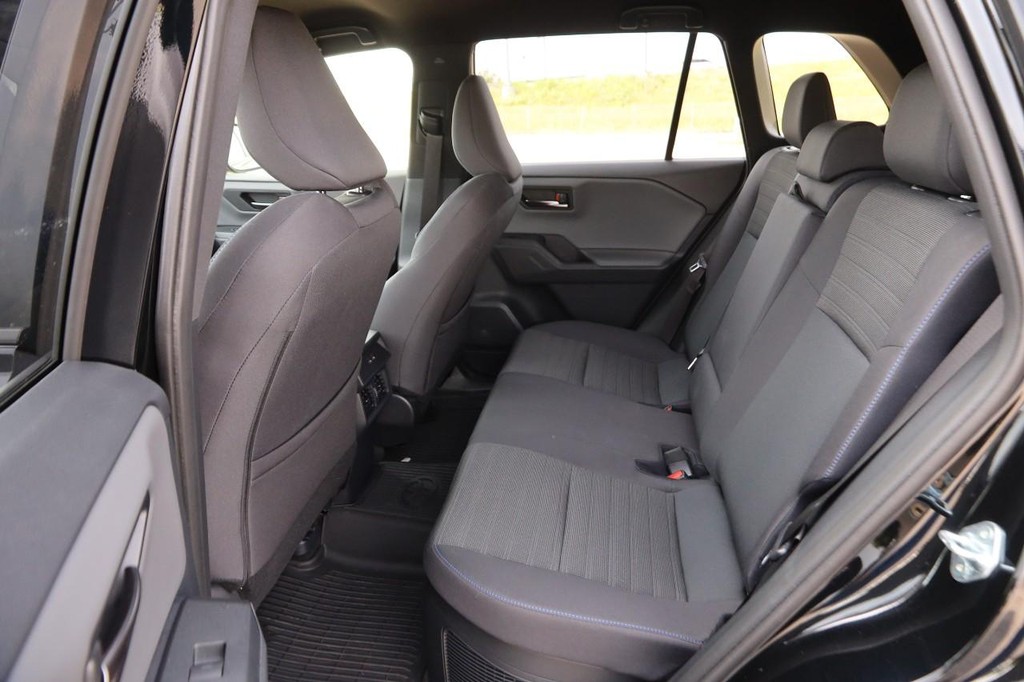 Toyota RAV4 Vehicle Full-screen Gallery Image 9