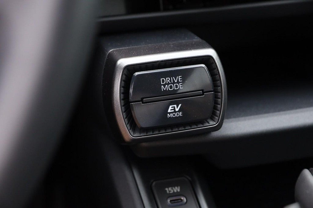 Toyota RAV4 Vehicle Full-screen Gallery Image 18