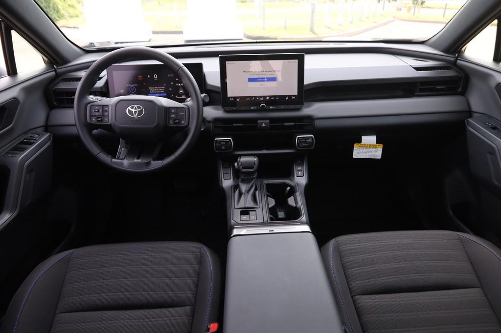 Toyota RAV4 Vehicle Full-screen Gallery Image 22
