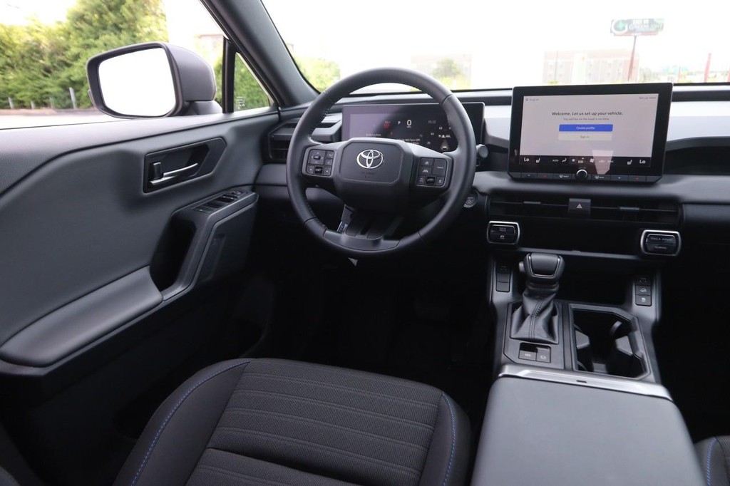 Toyota RAV4 Vehicle Full-screen Gallery Image 23