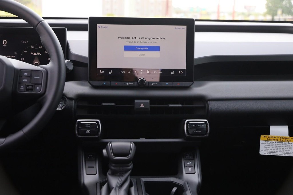 Toyota RAV4 Vehicle Full-screen Gallery Image 25