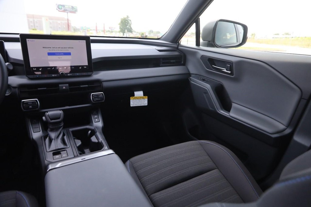 Toyota RAV4 Vehicle Full-screen Gallery Image 26