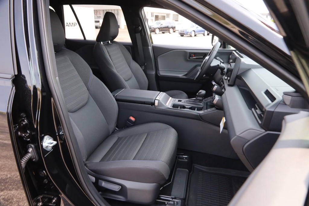 Toyota RAV4 Vehicle Full-screen Gallery Image 27