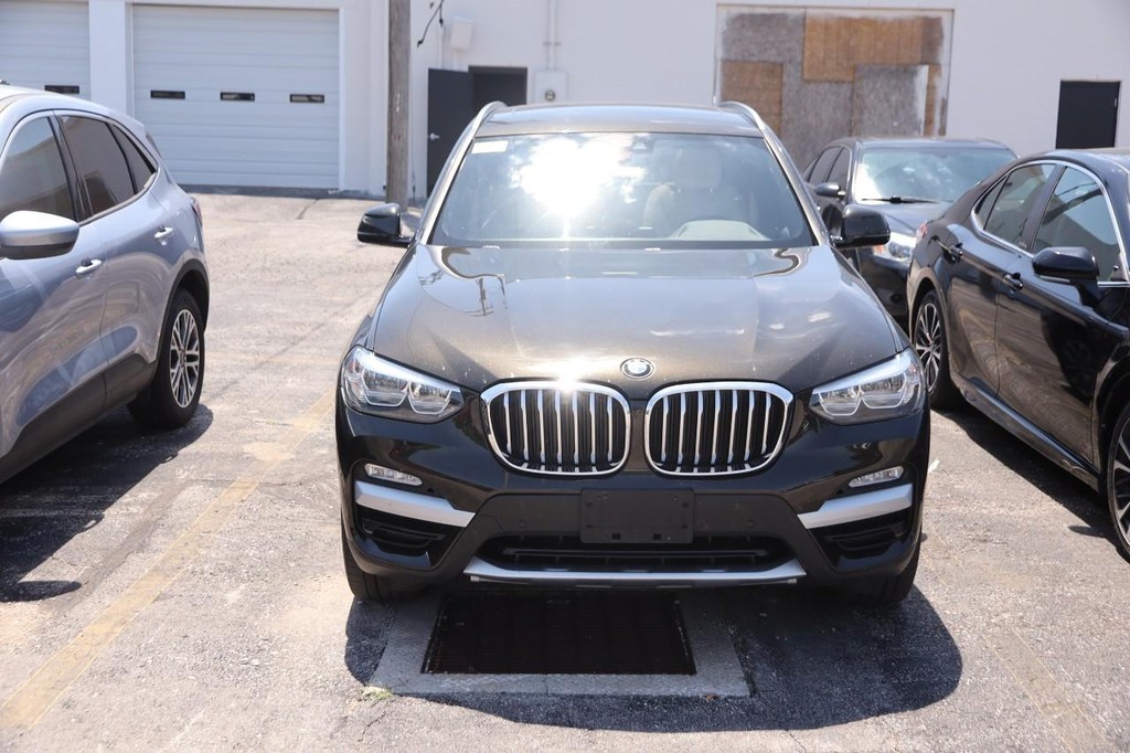 BMW X3 Vehicle Full-screen Gallery Image 03