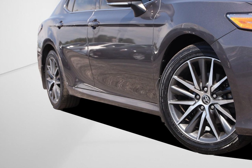 Toyota Camry Vehicle Full-screen Gallery Image 3