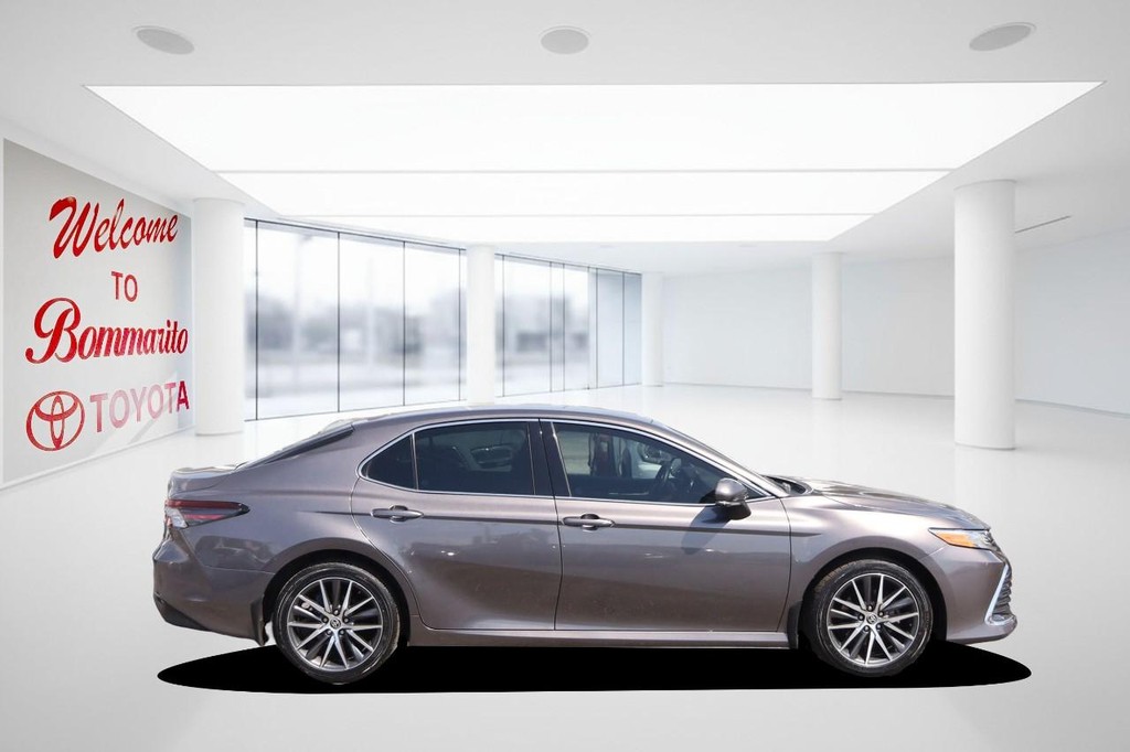 Toyota Camry Vehicle Full-screen Gallery Image 5