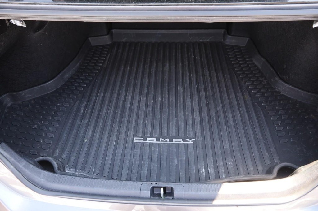 Toyota Camry Vehicle Full-screen Gallery Image 7