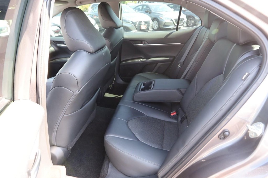 Toyota Camry Vehicle Full-screen Gallery Image 9
