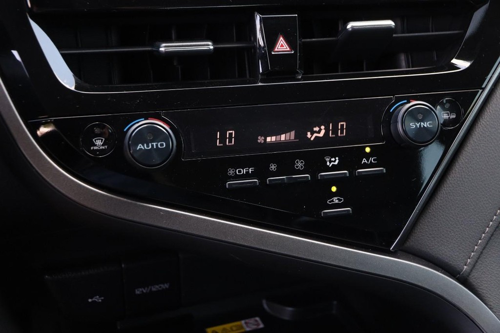 Toyota Camry Vehicle Full-screen Gallery Image 18