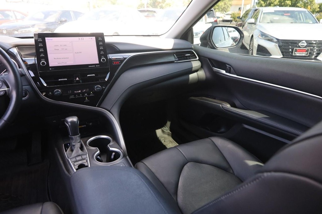 Toyota Camry Vehicle Full-screen Gallery Image 26